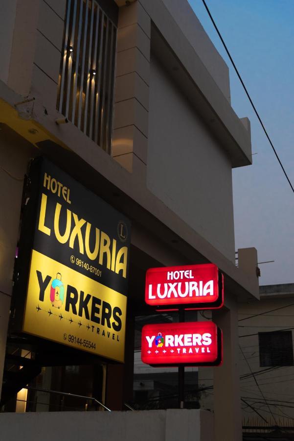 Hotel Luxuria ลูดิฮานา ภายนอก รูปภาพ