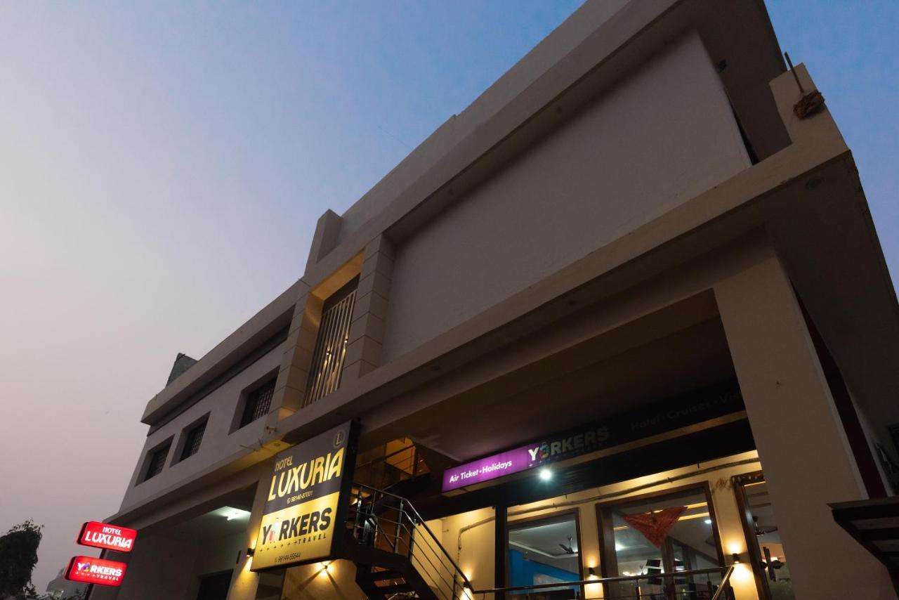 Hotel Luxuria ลูดิฮานา ภายนอก รูปภาพ