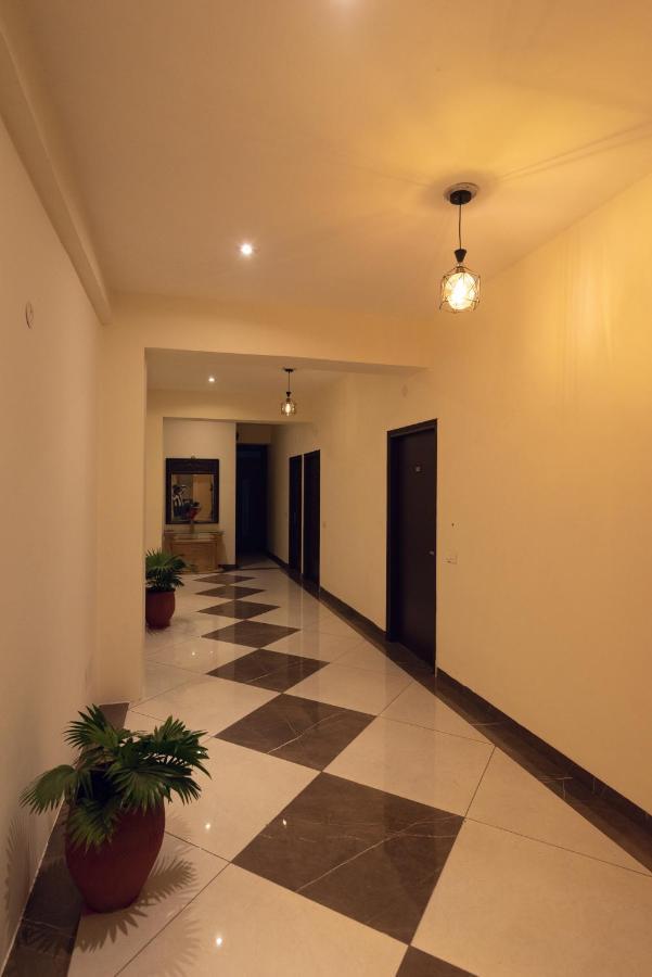 Hotel Luxuria ลูดิฮานา ภายนอก รูปภาพ