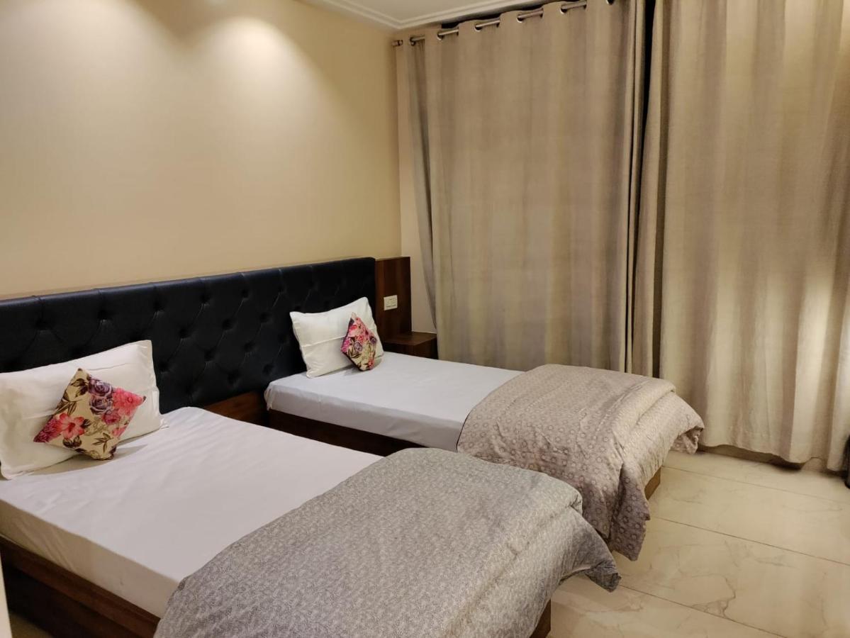 Hotel Luxuria ลูดิฮานา ภายนอก รูปภาพ