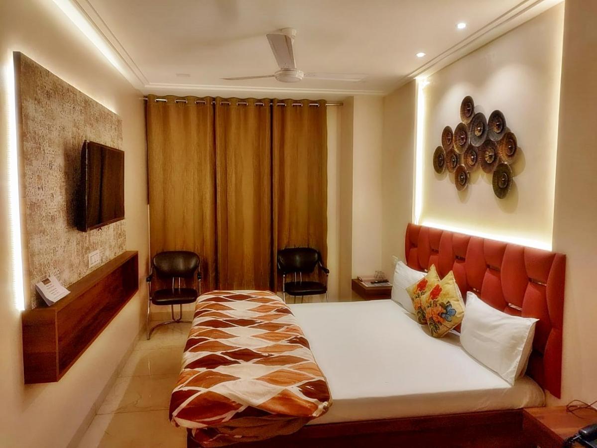 Hotel Luxuria ลูดิฮานา ภายนอก รูปภาพ