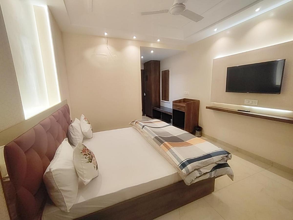 Hotel Luxuria ลูดิฮานา ภายนอก รูปภาพ