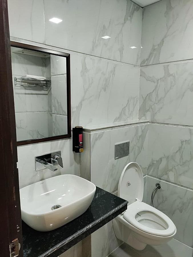 Hotel Luxuria ลูดิฮานา ภายนอก รูปภาพ