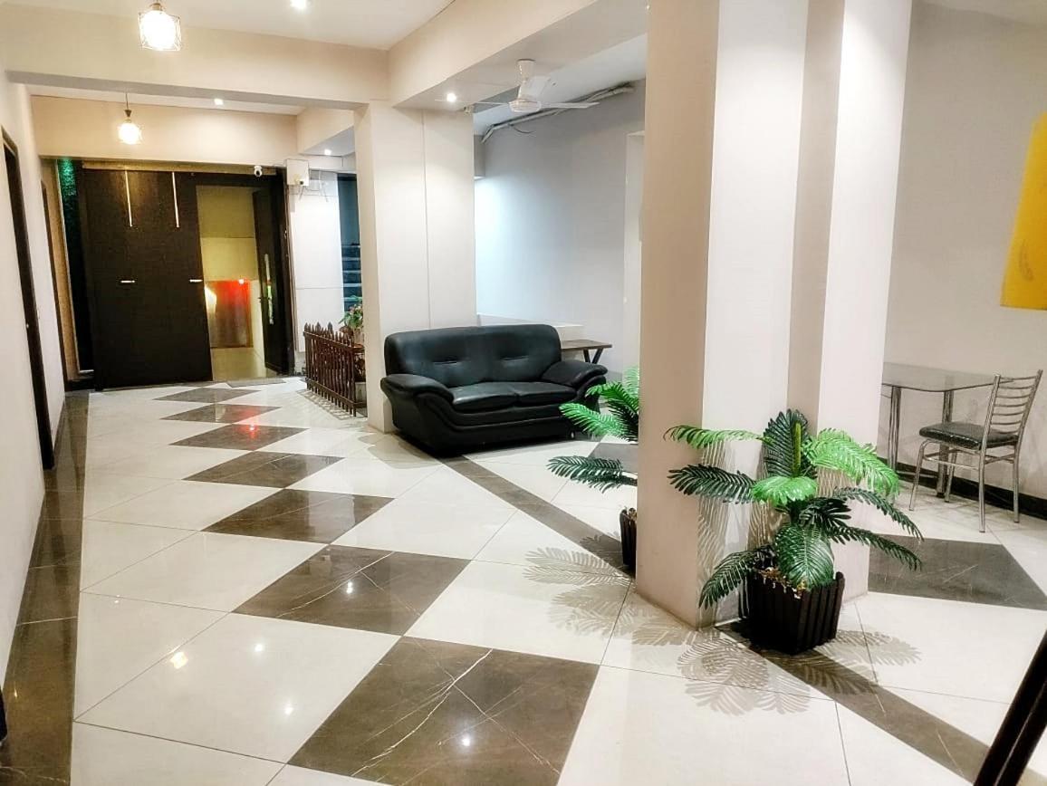 Hotel Luxuria ลูดิฮานา ภายนอก รูปภาพ
