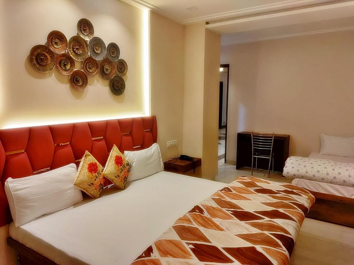 Hotel Luxuria ลูดิฮานา ภายนอก รูปภาพ