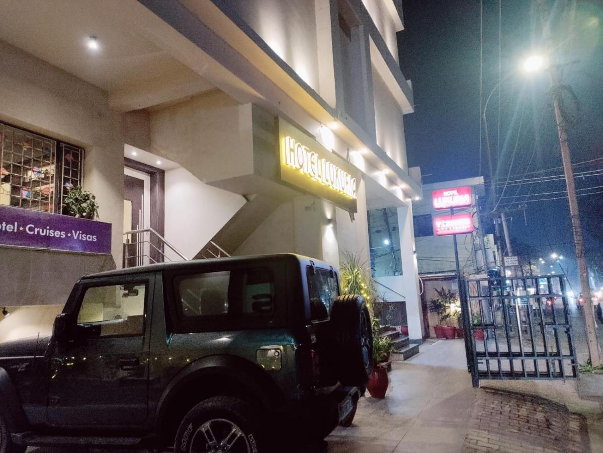 Hotel Luxuria ลูดิฮานา ภายนอก รูปภาพ