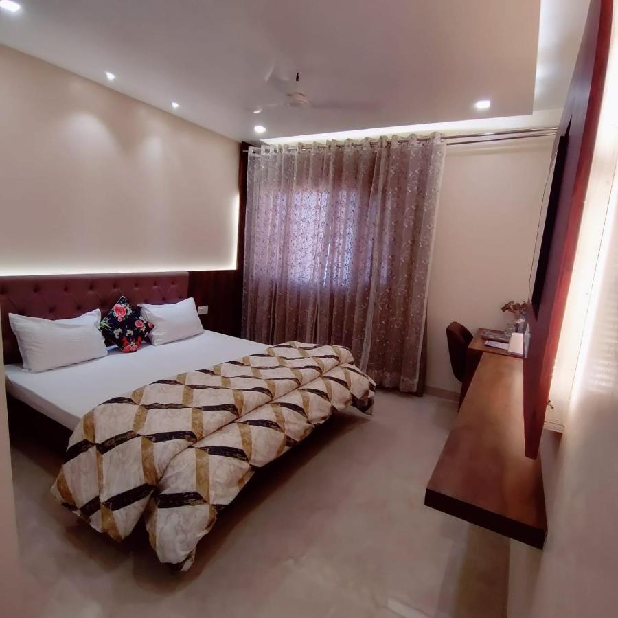 Hotel Luxuria ลูดิฮานา ภายนอก รูปภาพ