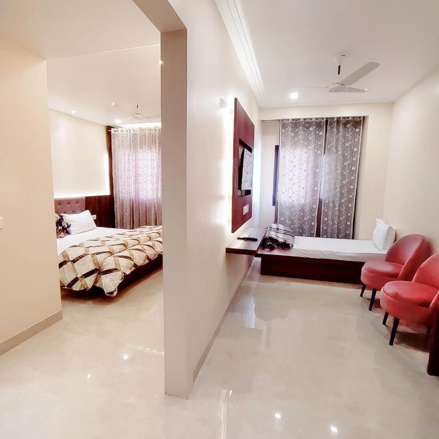 Hotel Luxuria ลูดิฮานา ภายนอก รูปภาพ