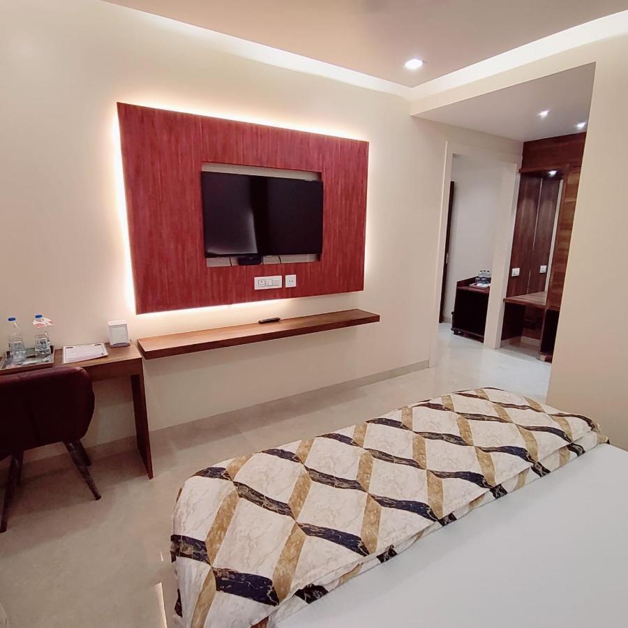 Hotel Luxuria ลูดิฮานา ภายนอก รูปภาพ